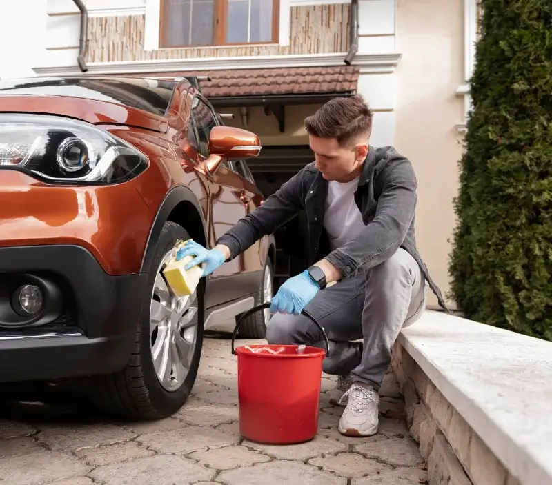 Lavage auto à domicile Montfrin : professionnel intervenant sur un véhicule